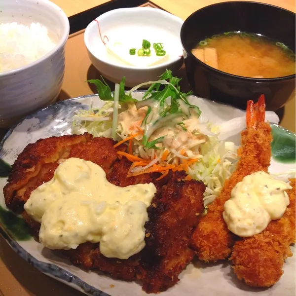 チキン南蛮とエビフライ定食
どーしてもチキン南蛮が食べたくて...
あー食べ過ぎたぁ。。。(｡-_-｡)|ぃちさん