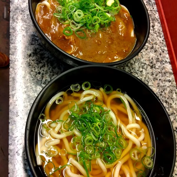 お昼は立ち食いうどん200円！！
早い！安い！旨い！
これぞ大阪うどんっ♪( ´▽｀)|ぃちさん