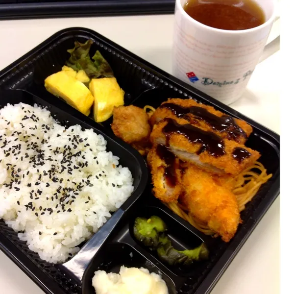 Snapdishの料理写真:大盛りミックス弁当！！
トンカツ・白身魚フライ・唐揚げ
う〜ん...今日もカロリーオン(^_^;)|ぃちさん