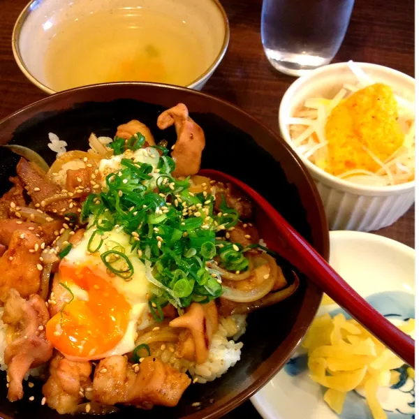 その日の仕入れで変わる頂ランチ！
今日は牛タンと赤センマイのホルモン丼！！
コレうっまーーーーー(｡>∀<｡)
先週なかった椅子が導入されてました♪( ´▽｀)|ぃちさん