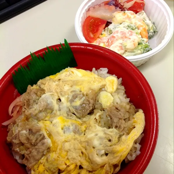 Snapdishの料理写真:牛玉子とじ丼・海老とブロッコリーのマヨサラダ・トマトとタコの和風マリネ
オリジン弁当は買いすぎる...(｡-_-｡)|ぃちさん