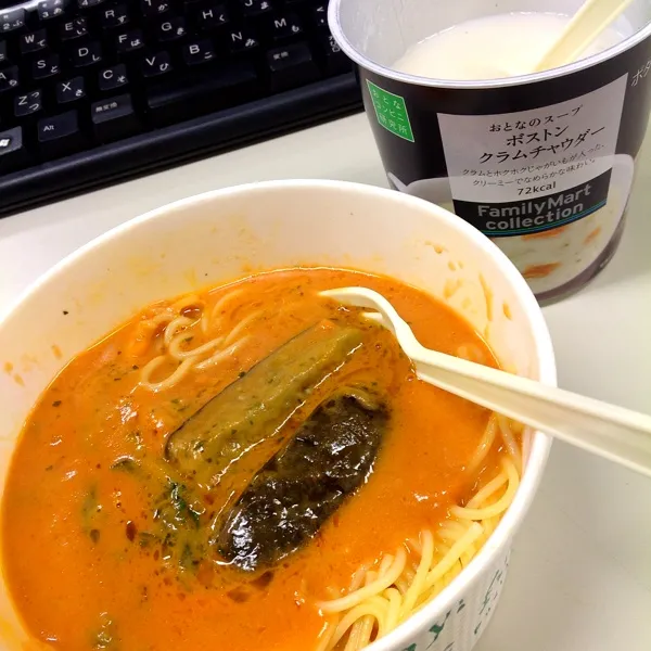 Snapdishの料理写真:昨日からクラムチャウダーが無性に食べたかったんだけど...結局コンビニの(｡-_-｡)
なすとツナトマトクリームスープパスタ🍝|ぃちさん