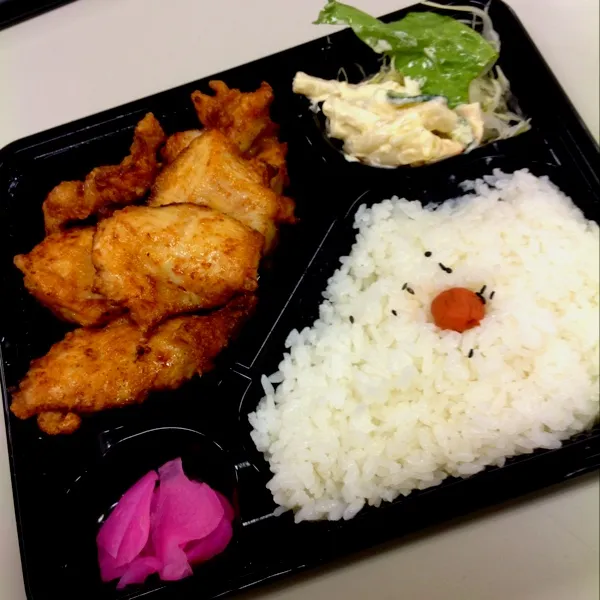 から揚げ弁当
会社の裏のお弁当屋さん
ごはん小なら50円引きで400円なり(●'ｗ'●)|ぃちさん