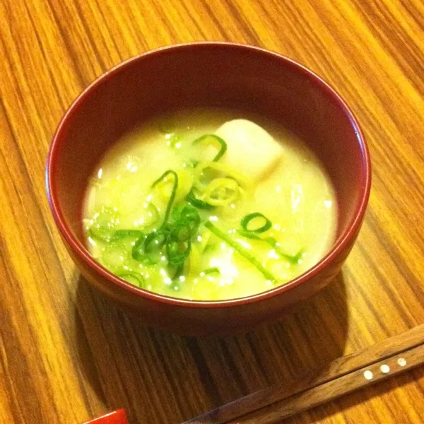 白味噌のお雑煮です。白菜と里芋が入ってます。華やかさに欠けますが、美味しいです。|Etsukoさん