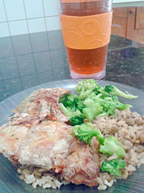 Snapdishの料理写真:12/03/2014 - almoço

peixe assado na air fryer + brócolis + arroz integral com lentilhas + azeite
chá verde + hortelã|Gabriela Baptistaさん