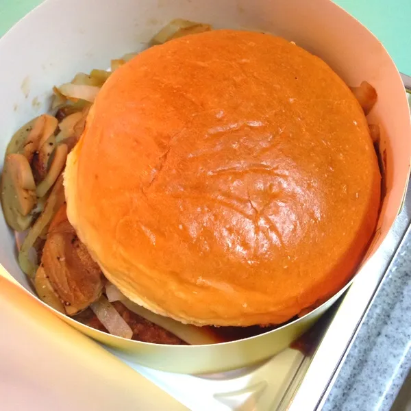 マクドナルドの土曜日限定1000円ハンバーガーψ(｀∇´)ψ今週トリュフソースです。バンズとソースが美味しかった‼|yuuki-rionさん