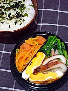 お弁当（もみわかめかけご飯、ナポリタン、半月卵、アスパラ菜とベーコンの炒め物、焼きイカ）|すーさん