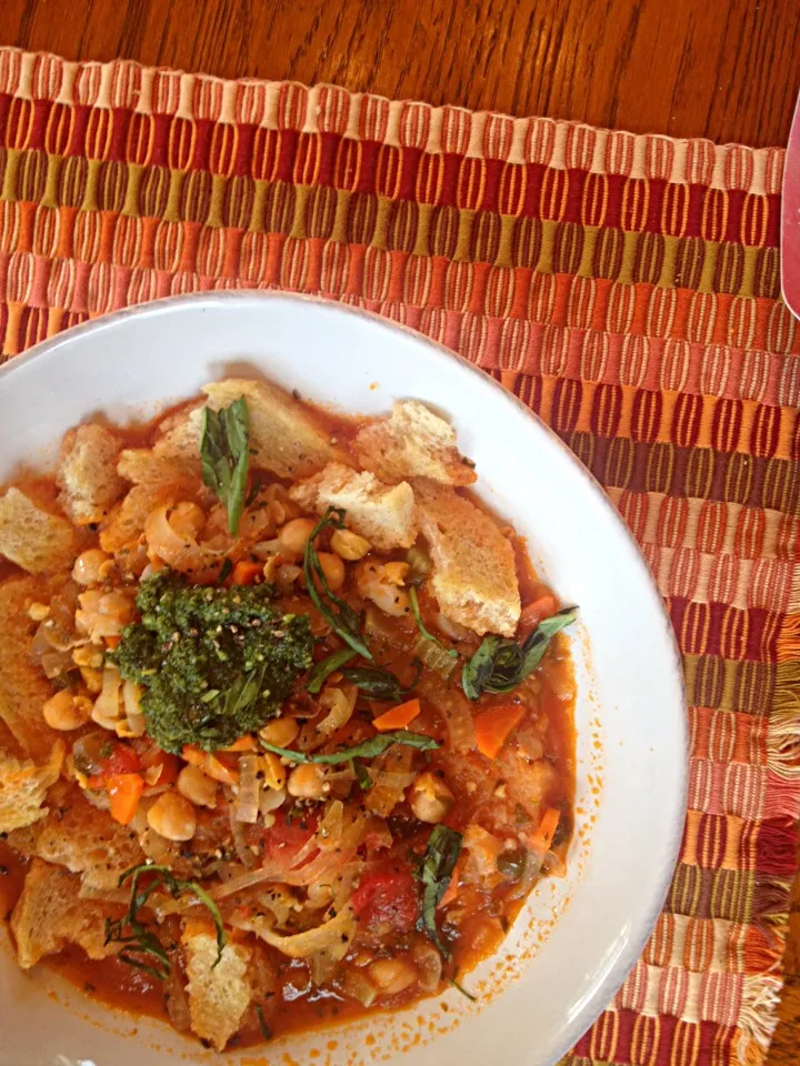 tuscan chickpea, tomato, sourdough, and pesto soup|Matthew Cashenさん