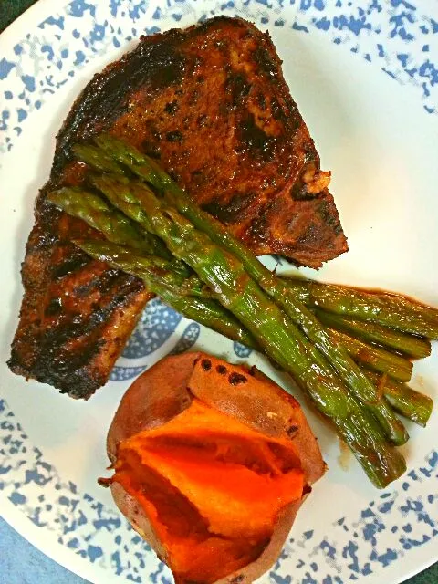 Grilled Dijon Pork Chops with Steamed Asparagus in Balsamic Butter Sauce and Baked Sweet Potato|S Theoさん