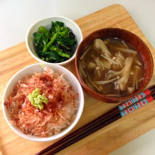 お昼はわさび丼定食！頂いた菜の花で塩昆布和えと茸の味噌汁。美味しくておかわりしちゃった( *´艸｀)|nonchiさん