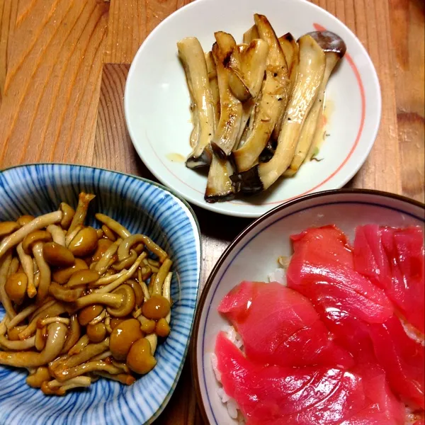 Snapdishの料理写真:中とろ丼・エリンギのマヨ醤油炒め・足付なめこのおひたし
ヘルシー&おいしー(●'ｗ'●)|ぃちさん