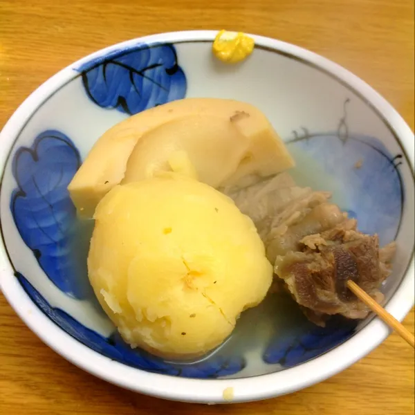 Snapdishの料理写真:きくやのおでんはやっぱうまい！！
じゃがいも、たけのこ、すじ
春菊サイコー(｡>∀<｡)|ぃちさん