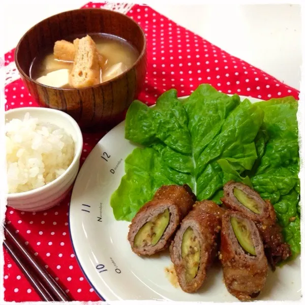 お昼は牛肉の茄子巻きすりごまの甘辛だれ。桜エビ揚げと豆腐の味噌汁も美味しい♪|nonchiさん