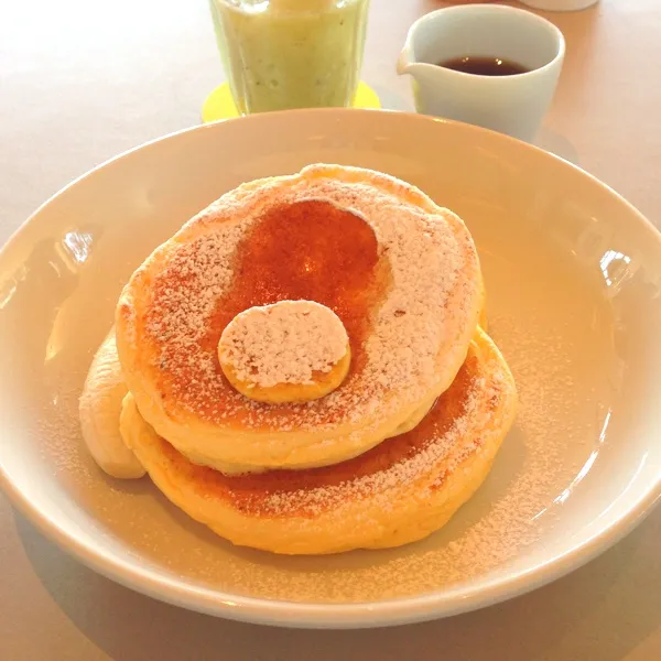 朝食はビルズでリコッタパンケーキ食べました(⁎˃ ॢ◡ ॢ˂⁎)ドリンクは何がイイか分からなくて友達のマネしてスムージーに♪♫♬めっちゃ美味しい～❤今日の待ち時間は15分位でした～！|nonchiさん