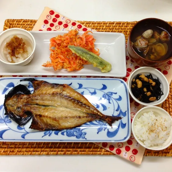 夕食⭐鯵の開き＊桜海老とオクラの天ぷら＊ひじき煮＊あさりのお吸物⭐ 右手負傷なので今夜はママさんごはん(⁎ᵔ̤ڡᵔ̤) 桜海老の天ぷら♡サクサクで美味しい～( ´͈ ◡ `͈ )♡|nonchiさん