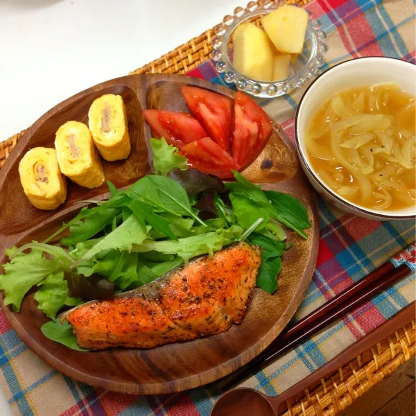 夕食⭐サーモンの香草焼き＊ツナマヨ卵焼き＊オニオンスープ＊デザートはリンゴ🍎のんある気分でワイン気分♪♫♬|nonchiさん