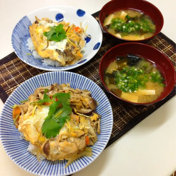 両親のお昼♪ たっぷり茸丼と味噌汁！椎茸・舞茸・えのき・エリンギ・しめじの食感とお出汁を、柚子と三つ葉で時々香りも楽しめる丼にしてみました。|nonchiさん