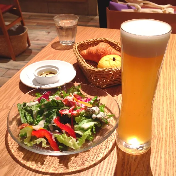 夕食はランチに間に合ったので…サーモンセサミフライをメインに白穂乃香とオペラ・ブリュをgkgk♪ パンはカボチャとクロワッサンにしました！美味しかったからまた来たいな♡ お一人様にも優しいお店ですよ♡|nonchiさん