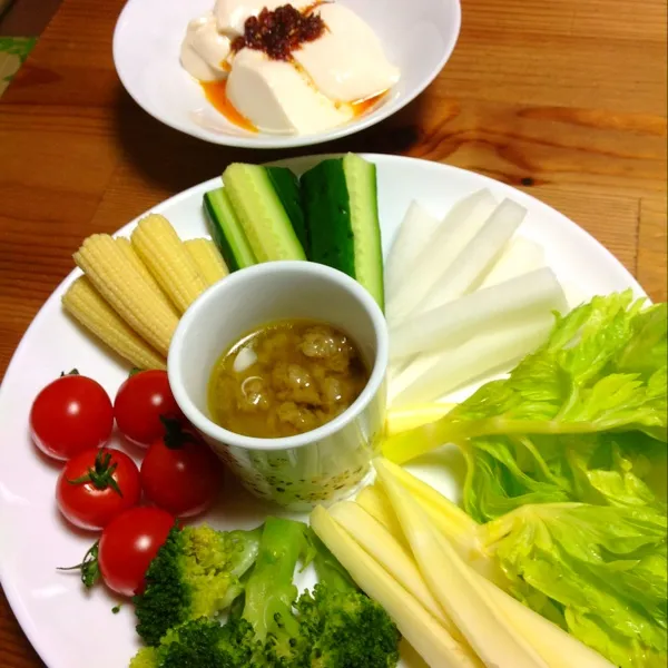 バーニャカウダ＆豆腐の食べるラー油のせ

バーニャカウダソースと食べるラー油は手作りの頂き物(｡-_-｡)|ぃちさん