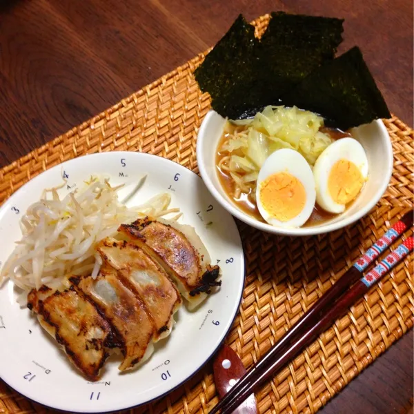 インスタントラーメンの賞味期限が近づいてたから今夜はラーメン＆餃子⭐固めの麺が好き♡|nonchiさん