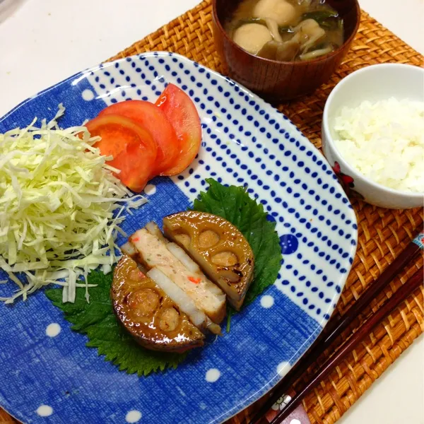 今夜は蓮根のはさみ照り焼き• 茸と里芋の味噌汁
 (੭ु´･ω･`)੭ु⁾⁾ 
ちょっとでもヘルシーに…と、ホイルシートで油を使わず蒸し焼きにしてみました☆
お味噌汁は頂き物の手作り味噌で♡|nonchiさん