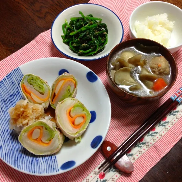 両親の健康も考えて、なるべくヘルシーを目指してます(๑′ڡ‵๑)۶ 今夜は野菜の肉巻き蒸し(おろしポン酢であっさりと)・ゴロゴロ野菜の和風スープ・ほうれん草の塩昆布和え|nonchiさん