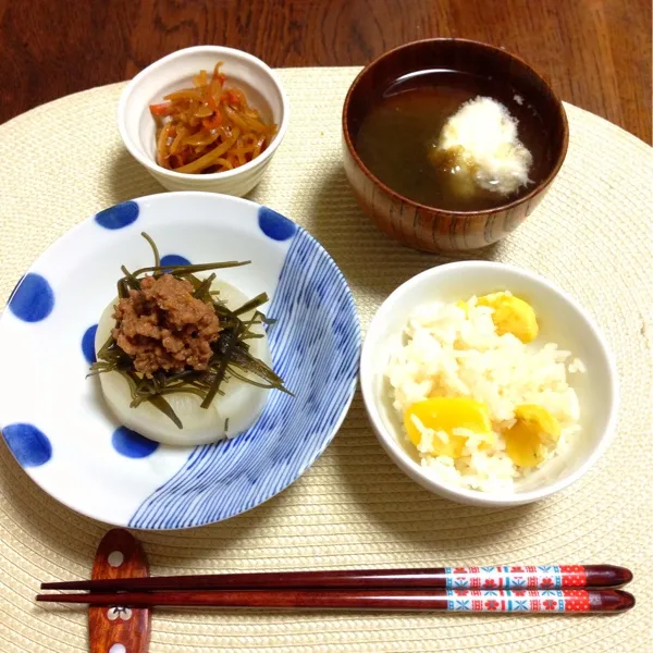 Snapdishの料理写真:夕食⭐ふろふき大根・大根の皮と人参の金平・とろろ昆布と大和芋のお吸い物・栗ご飯
今夜もこんぶ茶を隠し味に(๑˃̶̀⌄˂̶́๑)|nonchiさん