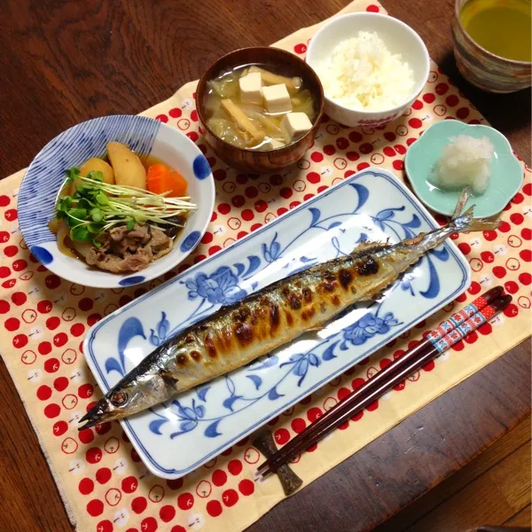 今夜は秋刀魚定食⭐
肉じゃか と 白菜とお揚げと豆腐のお吸物にこんぶ茶を使いました♪♫♬ ウマし( ´͈ ◡ु `͈ )♡|nonchiさん