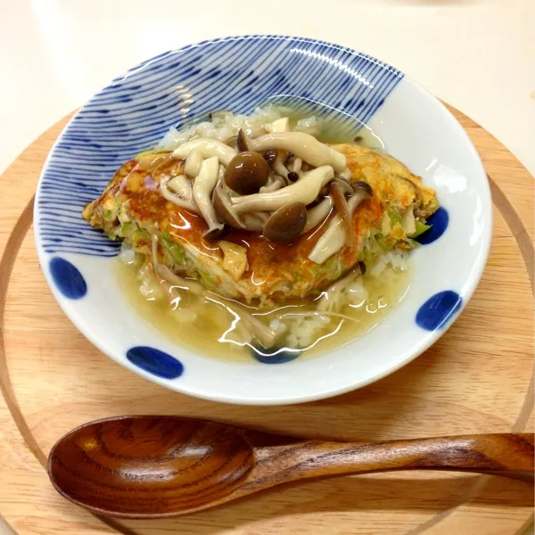 お昼は和風天津飯♪ 千切り野菜と茸類をレンジで加熱しこんぶ茶で和え、生姜を効かせたそぼろの甘辛煮と合わせた卵焼きにこんぶ茶と醤油であっさり目に仕上げた餡掛けでヘルシーを目指しました(｀_´)ゞ|nonchiさん