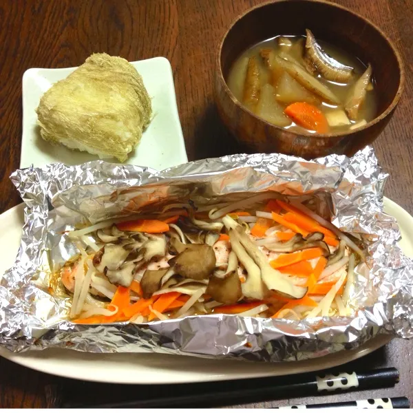 夕食⭐鮭とキノコと野菜のホイル焼き／けんちん汁／とろろ昆布お握り( 中は塩昆布と明太子) ヘルシーで美味しかった( ´͈ ◡ु `͈ )♡|nonchiさん