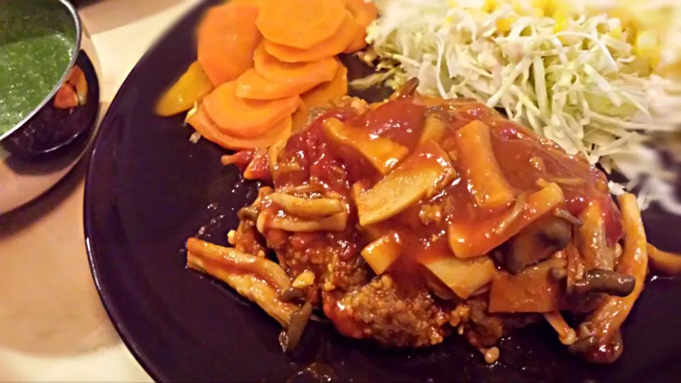 Hamburger with mushroom demi glace + honey carrots and cabbage. spinach soup from scratch.|Kompeito_cooksさん