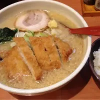 トンカツ味噌ラーメン。好物を一緒にいただきました。( ^ω^ )|takapiroさん