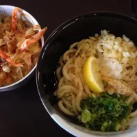 Snapdishの料理写真:ぶっかけうどん、ミニかき揚げ丼。よみうりランドでお昼ご飯！(*^_^*)|takapiroさん