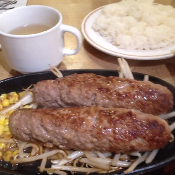 てごねハンバーグ。つなぎがないので、肉を食べてる満足感があるかな。＼(^o^)／|takapiroさん