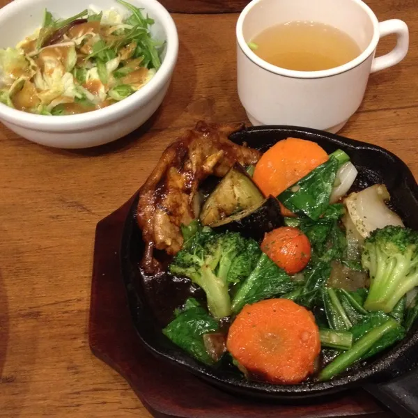 お野菜たっぷり牛すじカレー。洋風のカレーで美味しかった。o(^▽^)o|takapiroさん