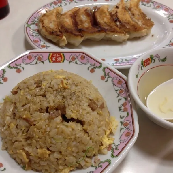 炒飯、餃子。今日は麺の気分じゃなかったなぁー。^_^|takapiroさん