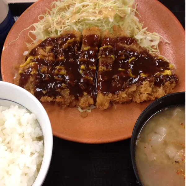 ロースかつ定食(松)。うーん、ソースどばどばだなぁ～！o(^▽^)o|takapiroさん