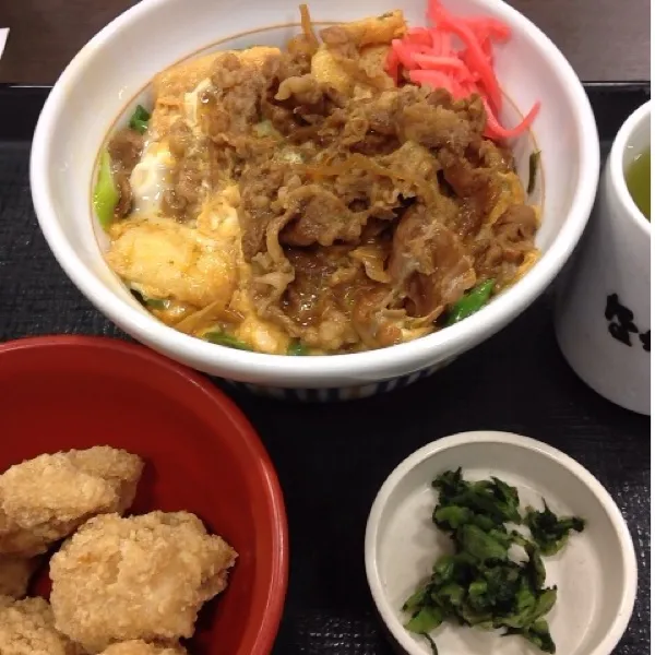 牛衣笠丼、唐揚げ。衣笠丼って、油揚げの卵とじだった！^_^|takapiroさん