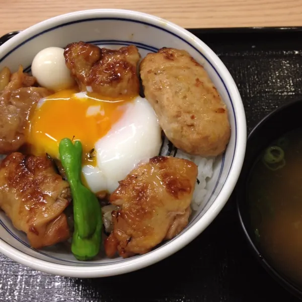 焼きとりつくね丼。半熟たまごを絡めてみた！いける！o(^▽^)o|takapiroさん