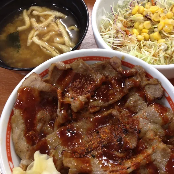 Snapdishの料理写真:焼き牛丼。少しは野菜も食べないと！σ(^_^;)|takapiroさん