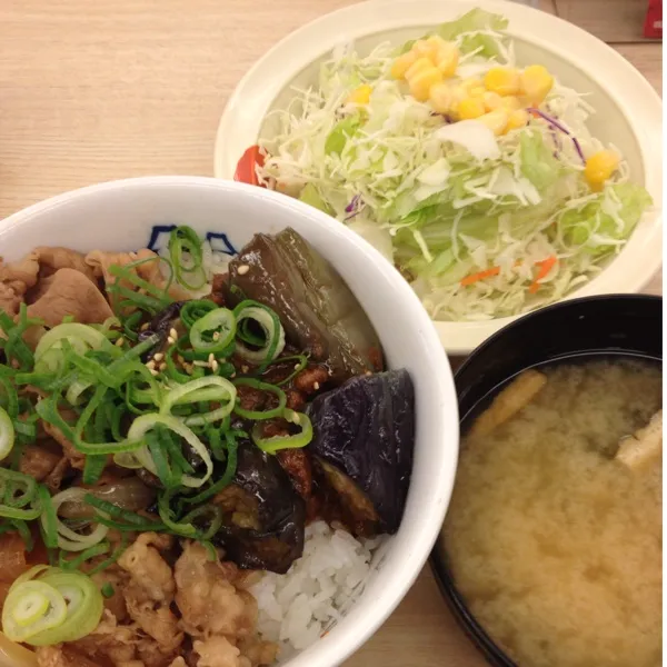 肉味噌茄子コンボ牛丼。牛肉は、あんまりなくてもいいかな？^_^|takapiroさん