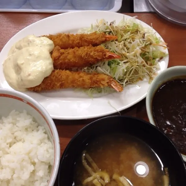 エビフライ定食、ちょっとカレー。エビが値上がりしているそうなので、お得かな？o(^▽^)o|takapiroさん