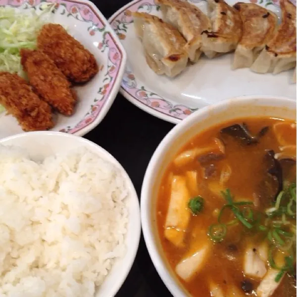 秋の欲張り餃子定食。カキフライが美味しい季節になってきましたね！^_^|takapiroさん