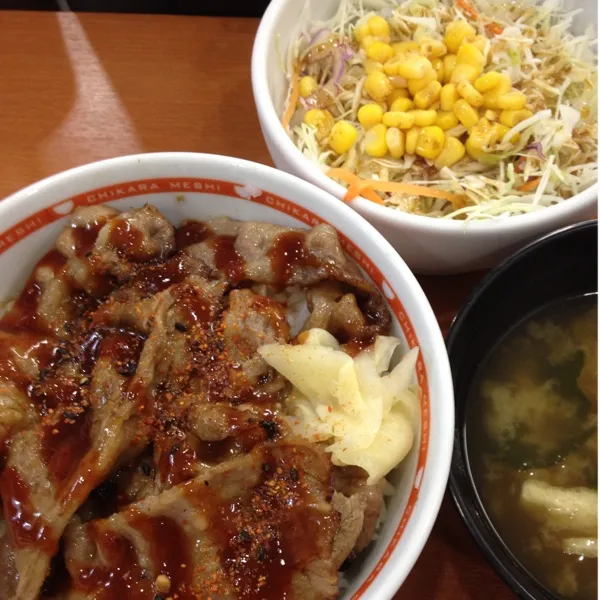 焼き牛丼。焼き牛丼率高いな～、サラダつけよ！o(^▽^)o|takapiroさん