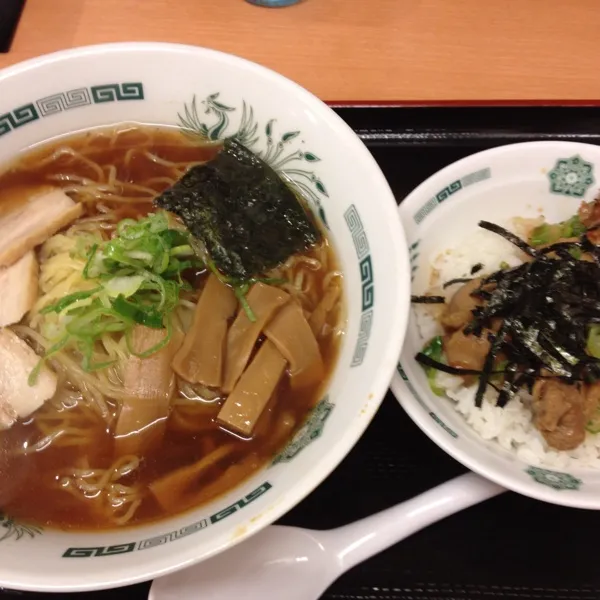 しょうゆラーメン、ミニ焼きとり丼。もちろん麺大盛り！(^_^;)|takapiroさん