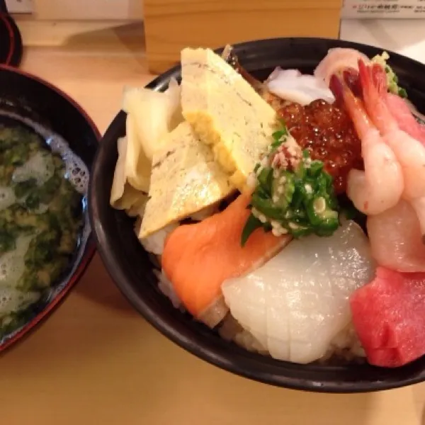 上ちらし丼。具沢山で満足でした。味噌汁でか！o(^▽^)o|takapiroさん