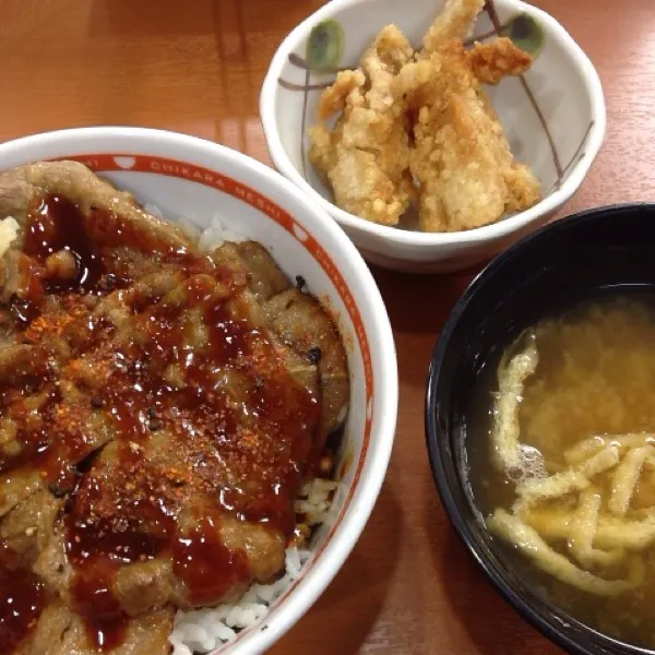 焼き牛丼。から揚げはサービスです。o(^▽^)o|takapiroさん