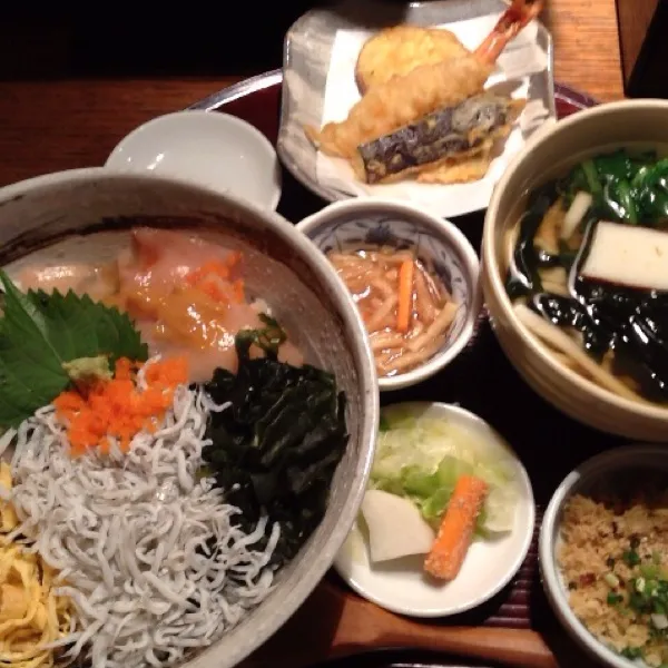 カジキマグロの海鮮丼、小うどん。大盛りで、お腹いっぱい！o(^▽^)o|takapiroさん