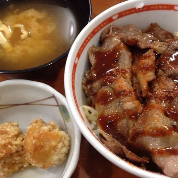 焼き牛丼。唐揚げはオマケです！o(^▽^)o|takapiroさん