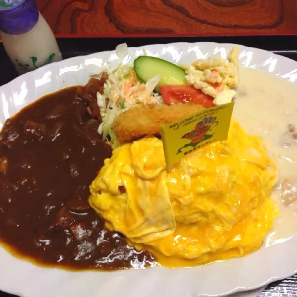 オムカレー(ゼブラ)。富良野オムカレーには、旗と牛乳がついてます！o(^▽^)o|takapiroさん